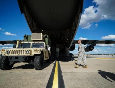 ΗΠΑ: C-17 έριξε σε κατά λάθος σε σπίτια ένα… τζιπ Humvee